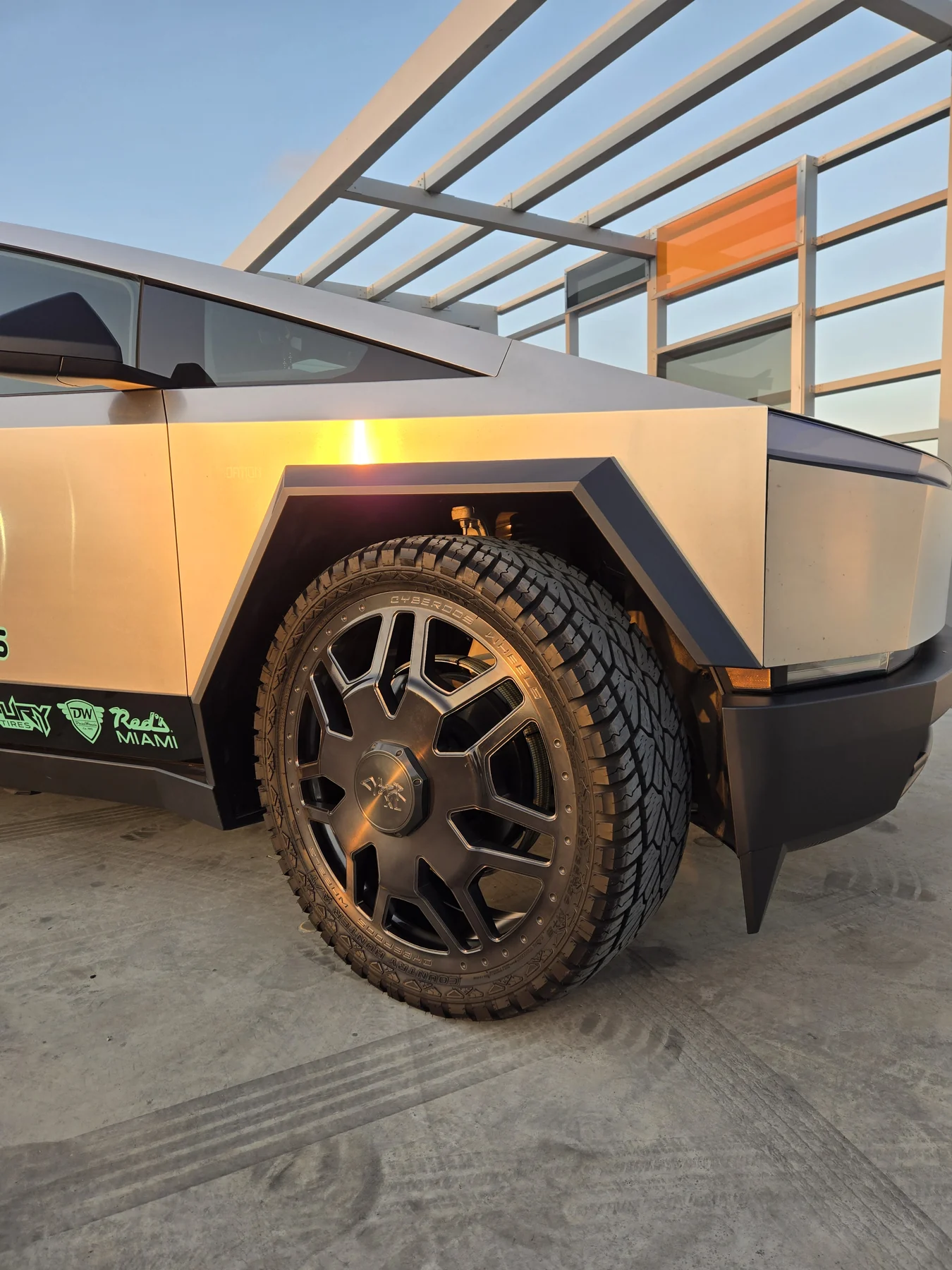 Rear-quarter detail of the Cyber Dos build with a black wheel