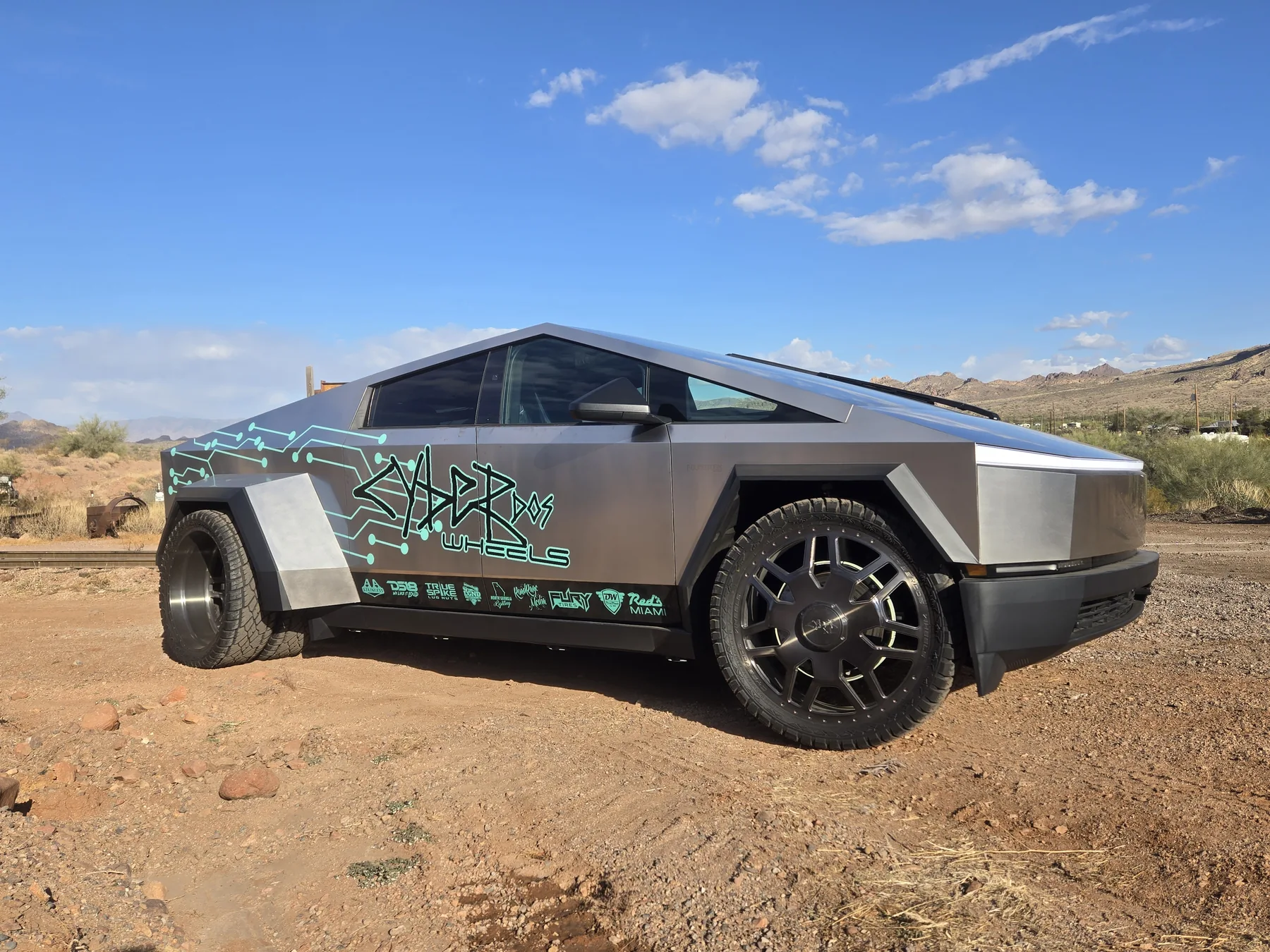 Cyber Dos Wheels Cyber Dually in a desert front three-quarter view with black wheels