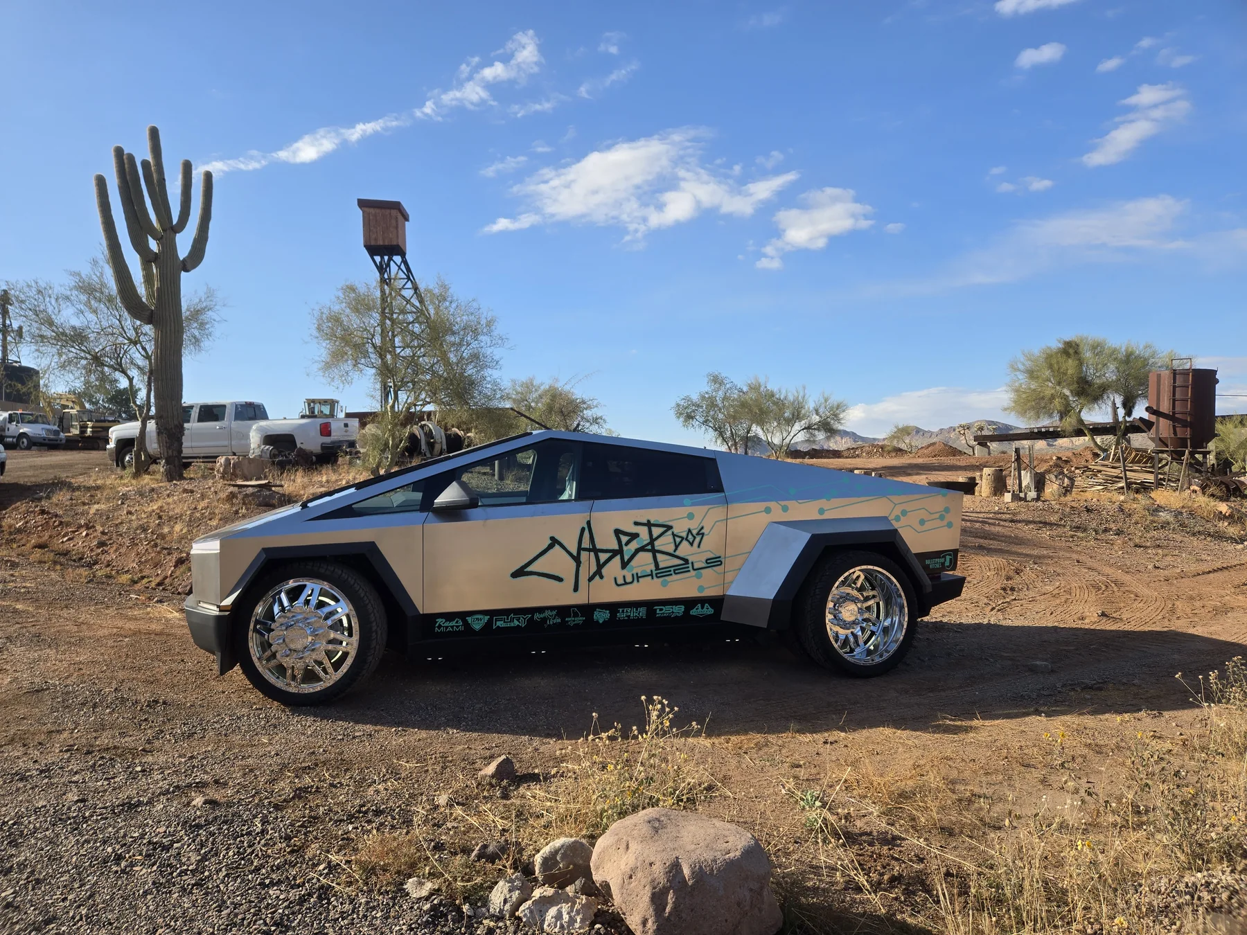 Cyber Dos Wheels Cyber Dually in desert side profile with polished wheels