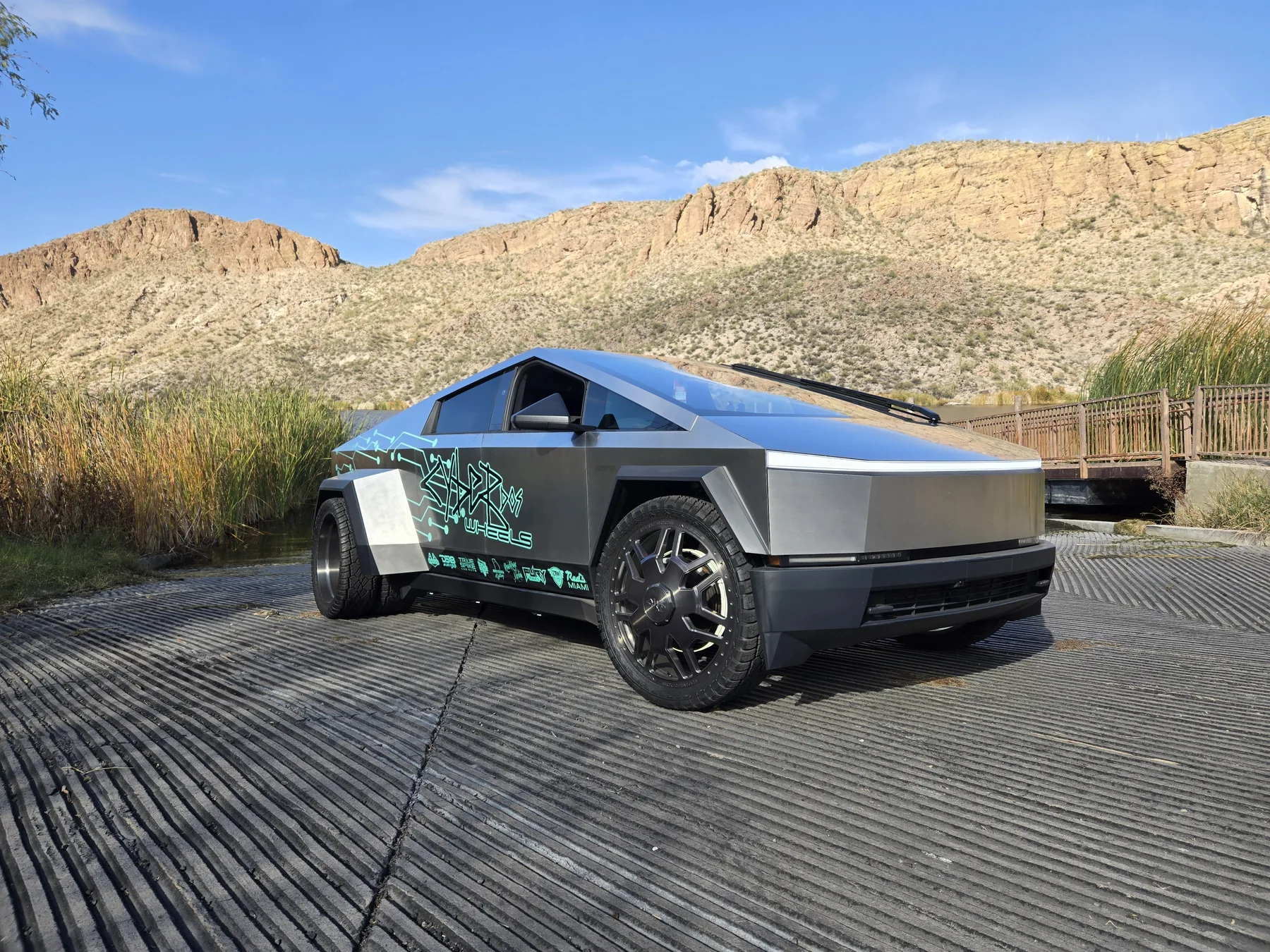 Cyber Dos Wheels Cyber Dually in a front three-quarter view with black wheels by the mountains