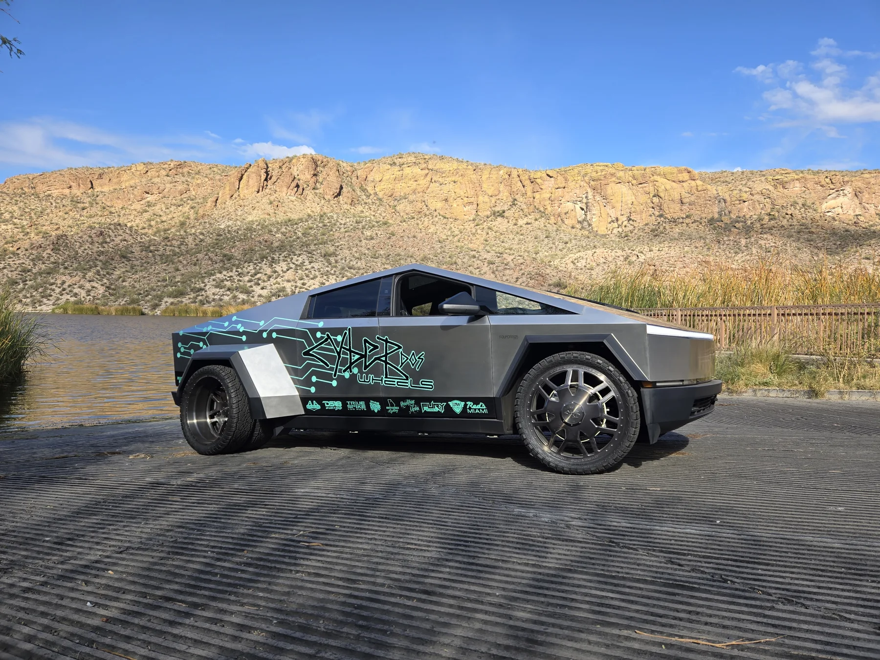 Cyber Dos Wheels Cyber Dually side view showing the circuit-pattern livery and black wheels